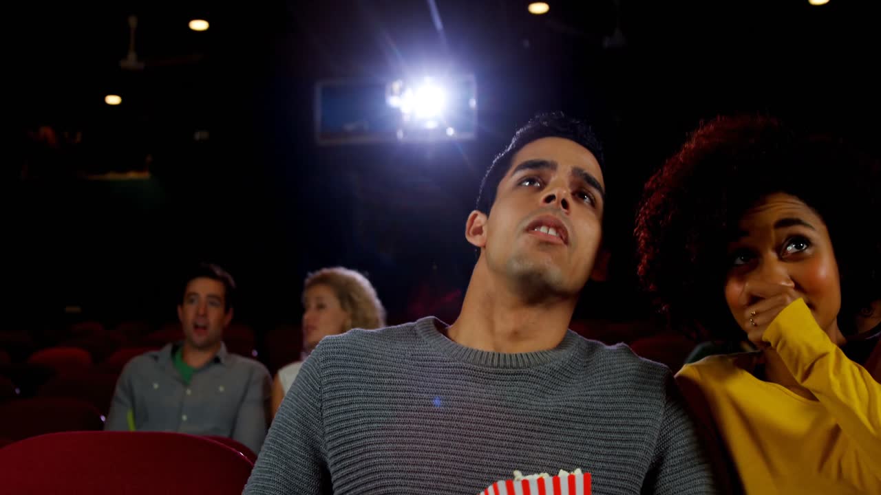 pareja viendo una película en el cine 4k