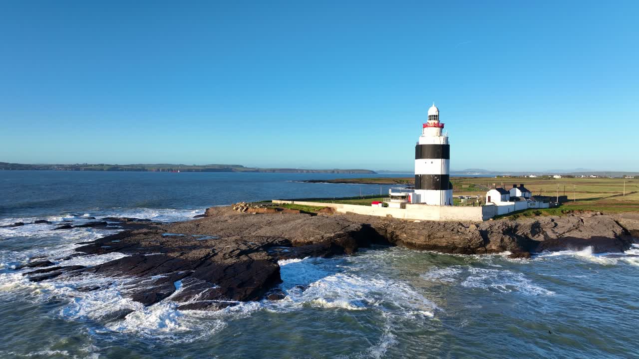 Luftfoto fra havet af Hook Head Fyrtårn i Wexford, Irland – et historisk sted