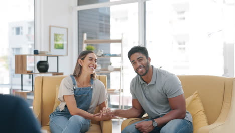 feliz, pareja y terapia en el psicólogo