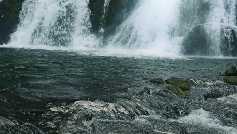 cataratas en cascada sobre las rocas