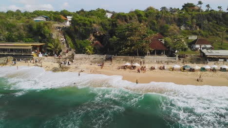 viaje aéreo disparó a un lado de la playa de balangan en bali