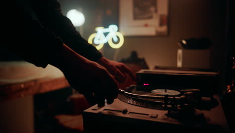 Entusiasta-De-La-Bicicleta-Colocando-Vinilo-En-Su-Viejo-Tocadiscos-Y-Colocando-La-Aguja-En-La-Configuración-De-Alta-Fidelidad-De-Su-Casa