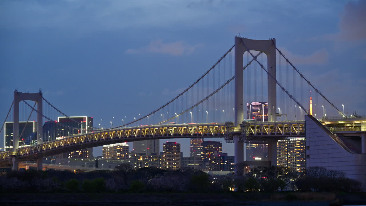 Time lapse of the Rainbow Bridge and the skyline of Tokyo, Japan in the evening