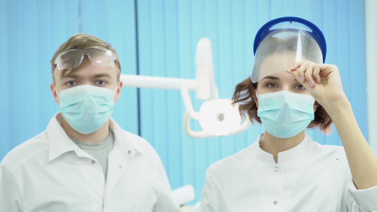 보호 장비를 입은 치과 전문가