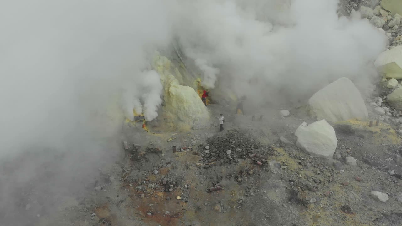 Vista aerea del vulcano di zolfo Kawah Ijen con il lago dei minatori e fumo che sale all'alba a Giava, Indonesia