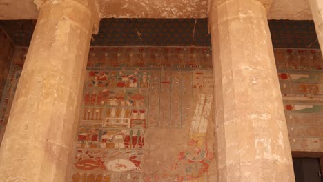 coloridos jeroglíficos y columnas en los templos en el valle de los reyes en luxor, egipto