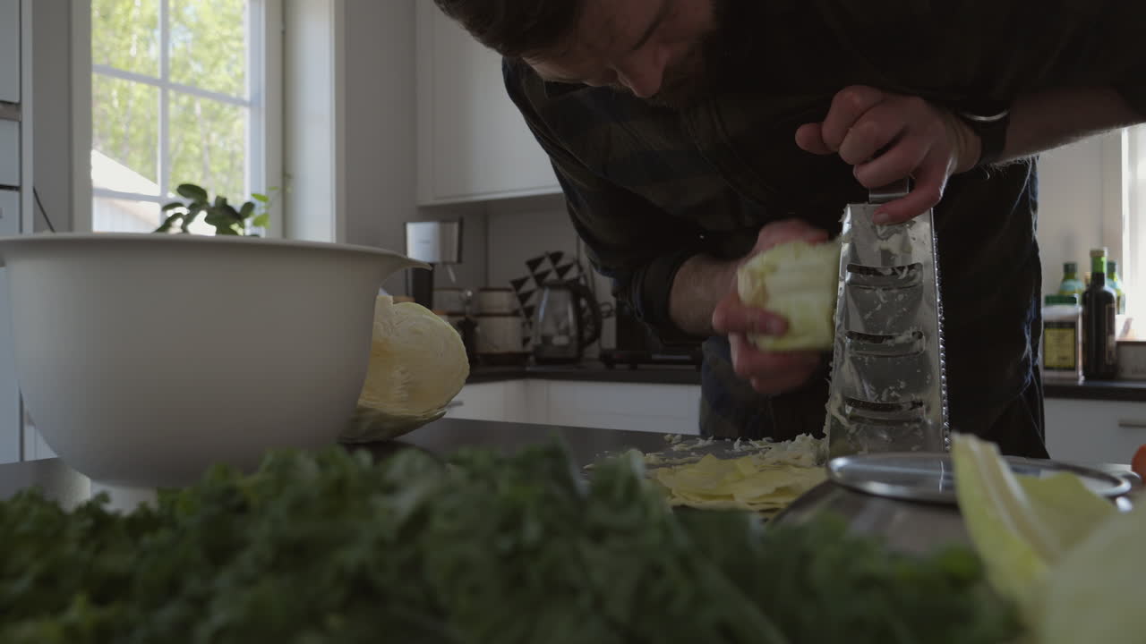발효 과정을 위한 재료, 부엌 조리대에 있는 남성 격자 양배추의 돌리 샷
