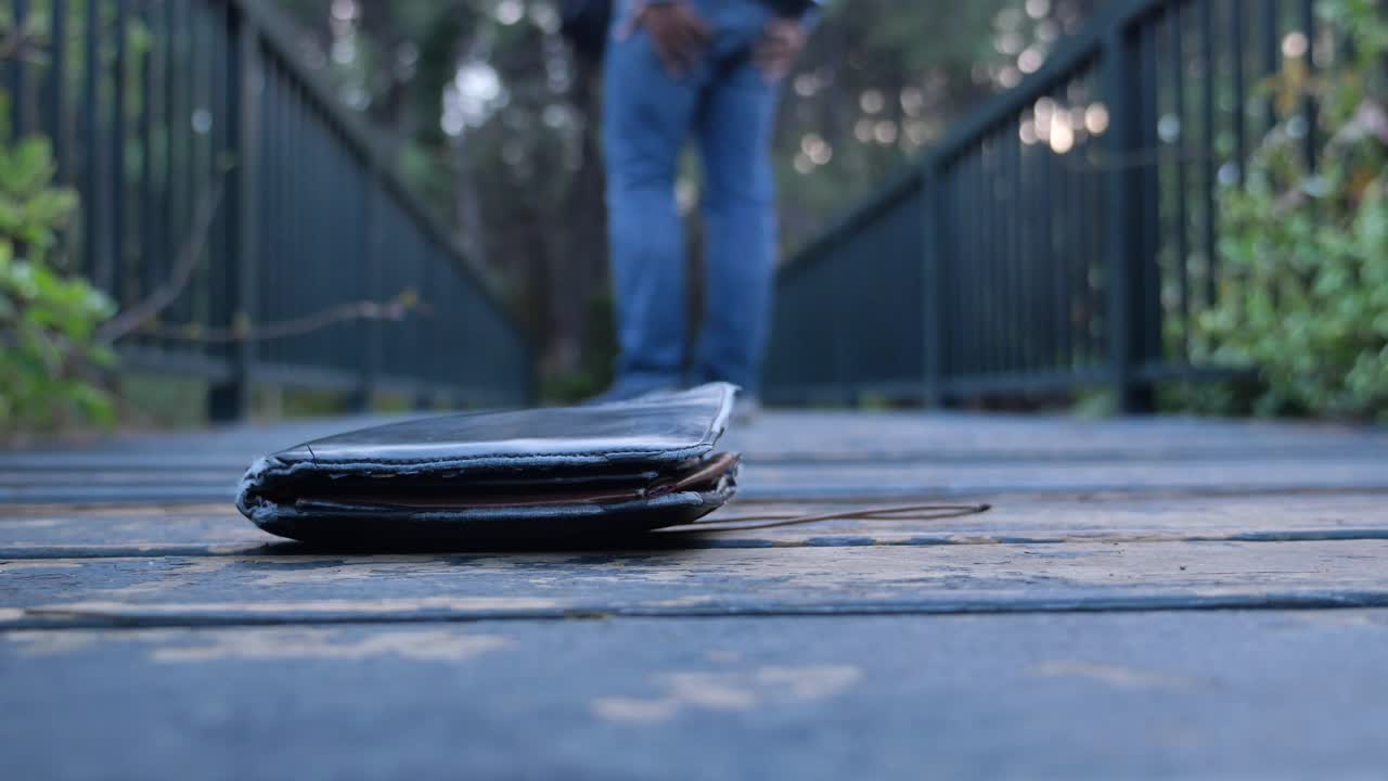 billetera perdida en un puente de madera