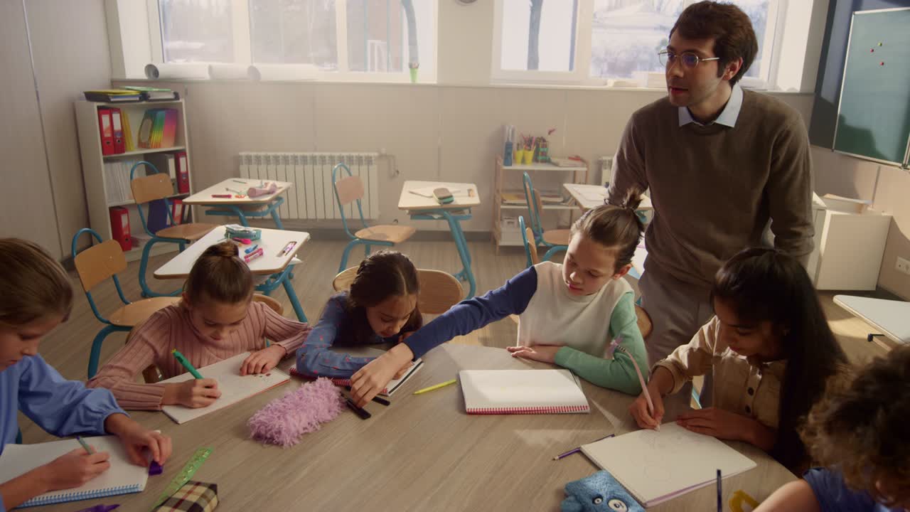 estudiantes que estudian ciencias en la escuela. maestro masculino que enseña a los escolares