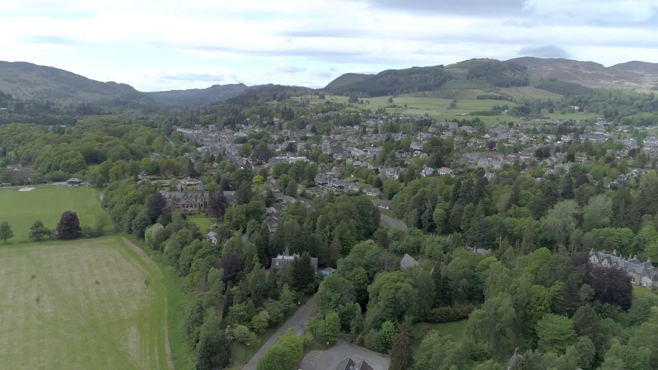 toma aérea de derecha a izquierda de la ciudad escocesa de pitlochry