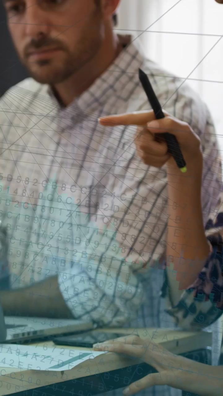 Vídeo vertical: Mulher levantando caneta, homem estudando no laptop, analisando gráficos financeiros sobrepostos na tela