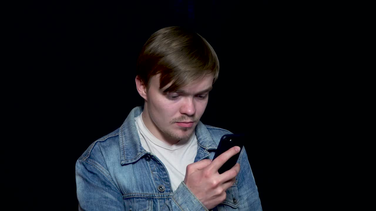 젊은이 가 스마트폰 을 보고 있다