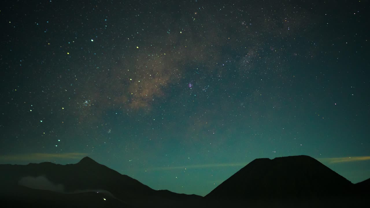 印尼爪哇，前景是布羅莫火山剪影，伴隨閃爍的銀河核心。