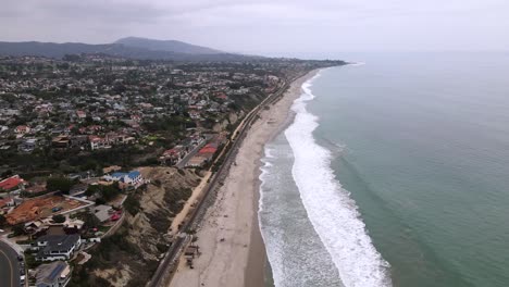 Excelente-Vista-Aérea-De-Una-Playa-En-San-Clemente,-California-En-Un-Día-Nublado