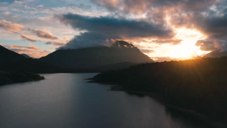 Asombrosa-Puesta-De-Sol-Sobre-La-Cordillera-Patagónica-Y-El-Lago,-Panorámica-Aérea