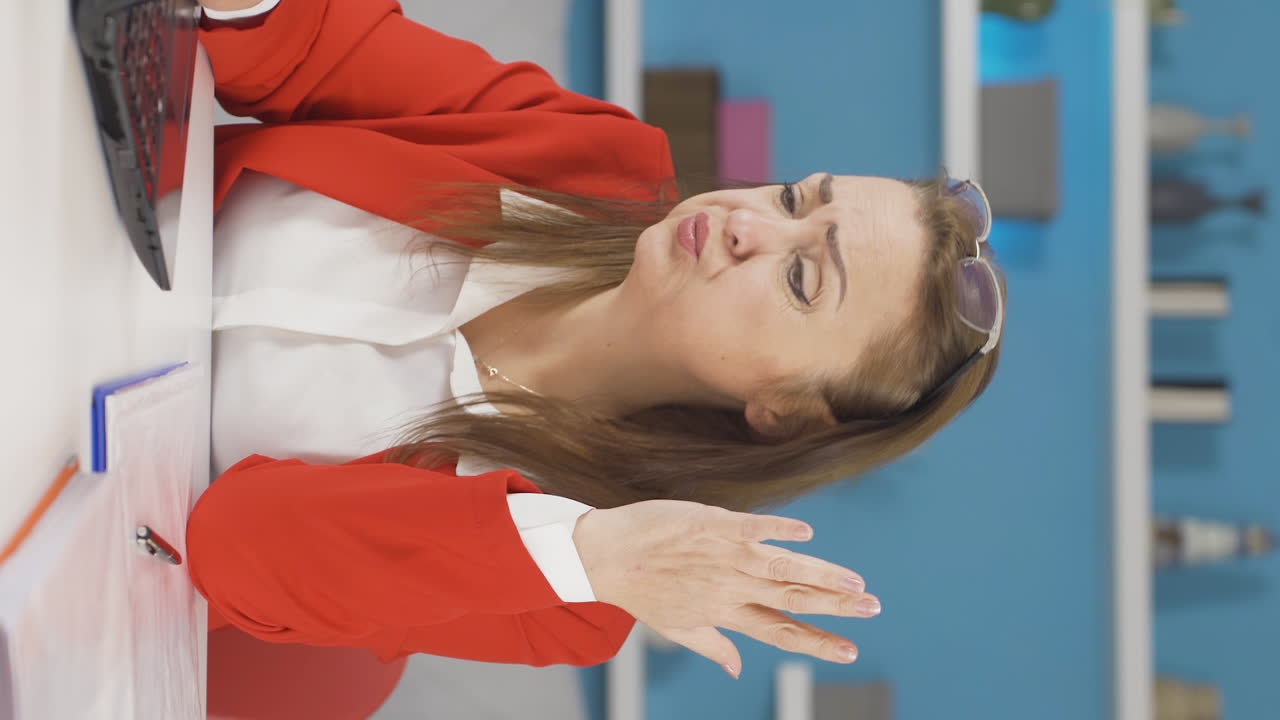 홈 오피스 근로자 여성의 수직 비디오가 좌절됩니다.