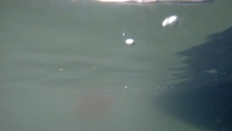 Unterwasseransicht-Eines-Kajakruders,-Das-Durch-Trübes-Wasser-Gleitet