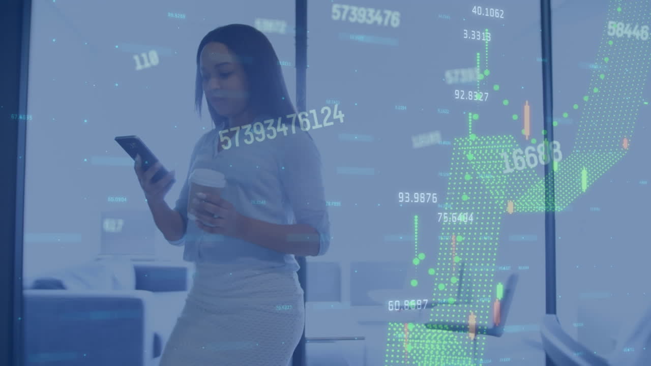 animación del procesamiento de datos financieros sobre una mujer afroamericana usando un teléfono inteligente en la oficina.