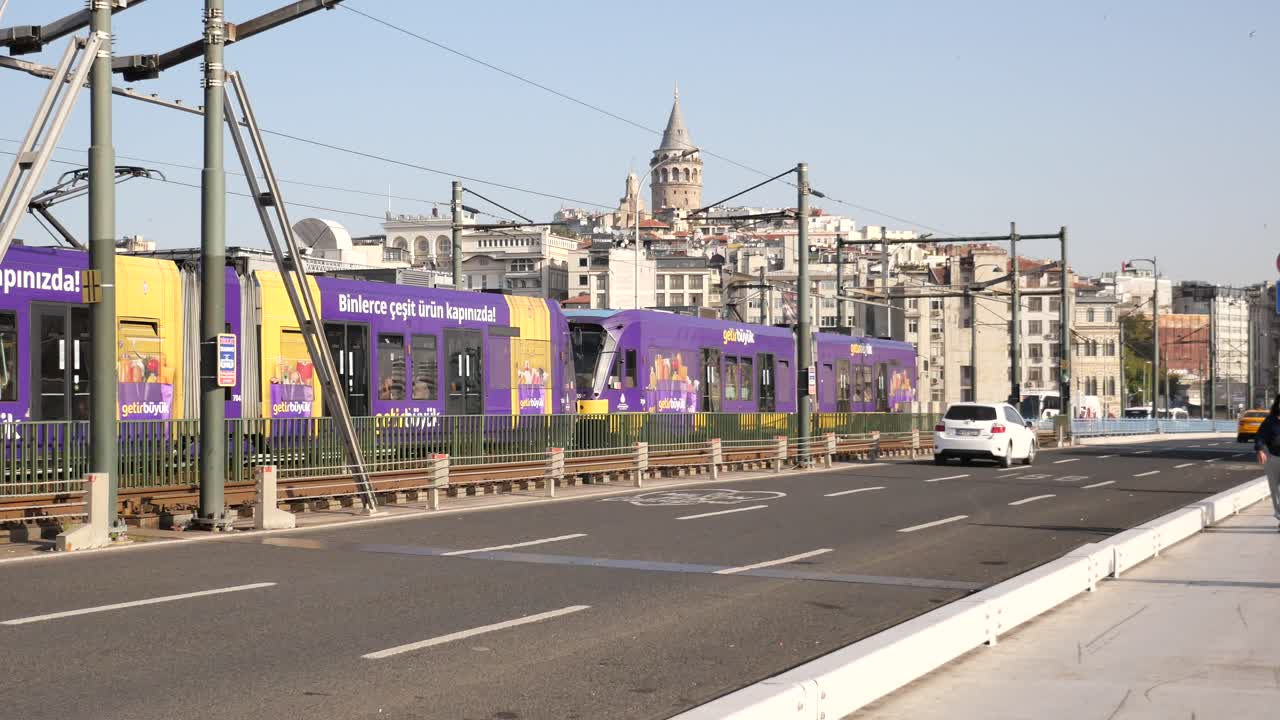 paisaje urbano de estambul: tranvía en el puente con la torre galata en el fondo
