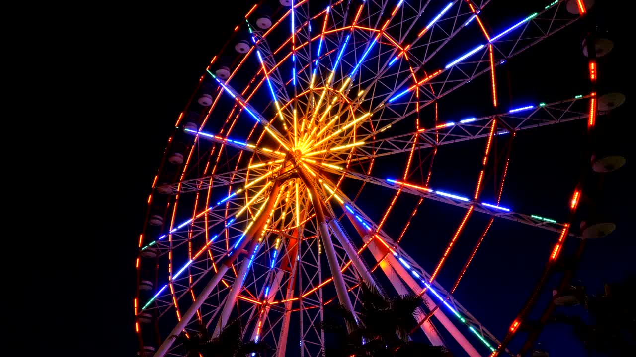 luces de la rueda gigante por la noche