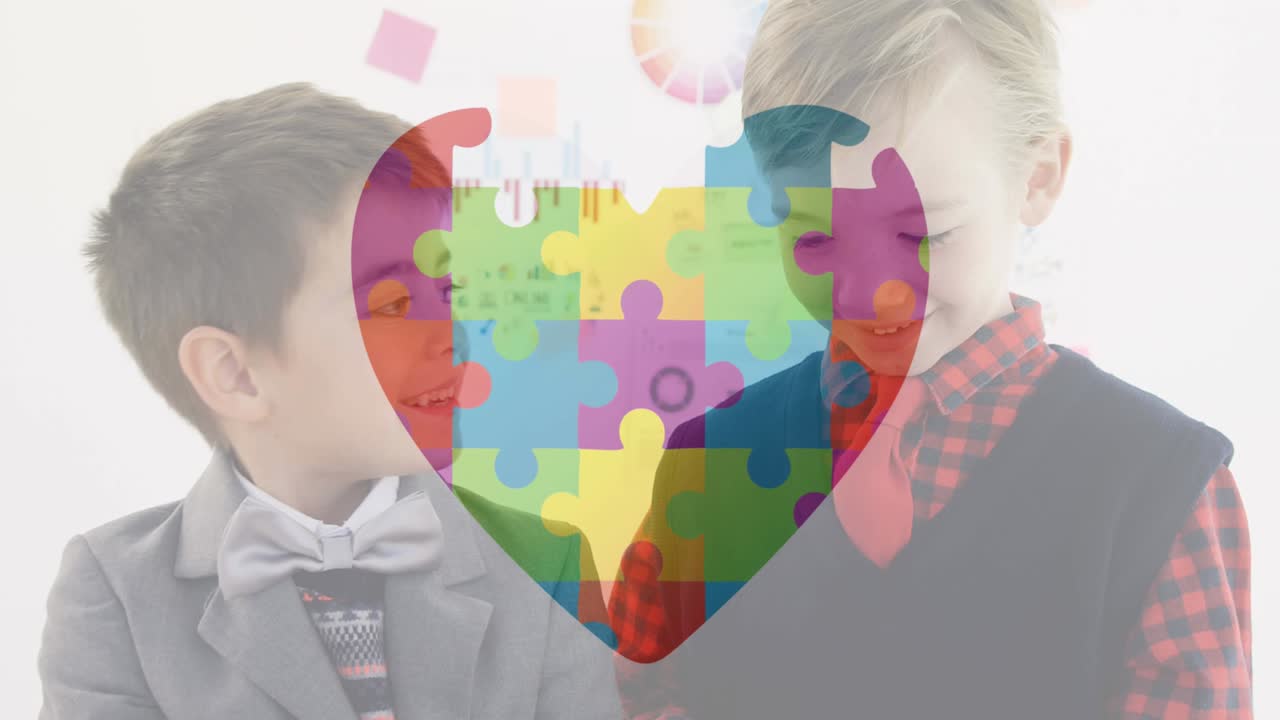 animación del mes de concienciación sobre el autismo piezas de rompecabezas coloridas que forman corazones sobre escolares