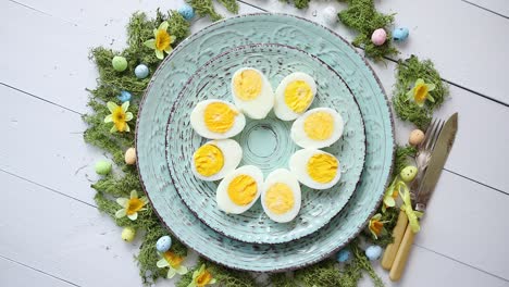 mesa de pascua con flores y huevos platos decorativos con huevos cocidos