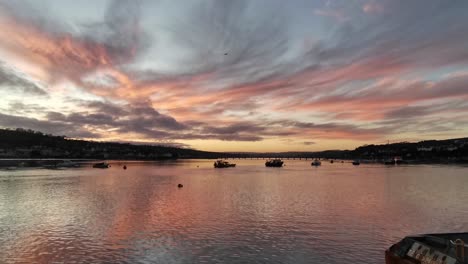 Hermosa-Puesta-De-Sol-Rosa-Sobre-El-Río-Teign-En-Teignmouth,-Devon-Con-Aguas-Tranquilas