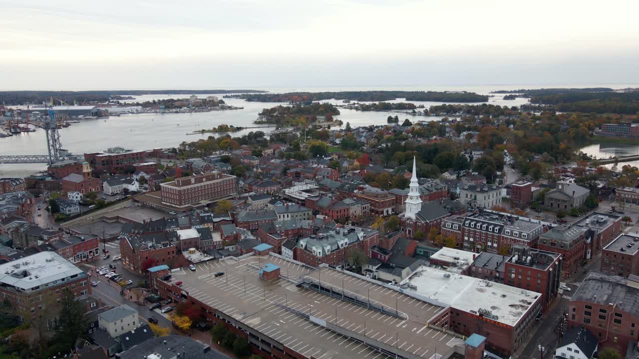 vista aérea del centro de portsmouth, en new hampshire, ee.uu. - levantamiento, disparo de drones