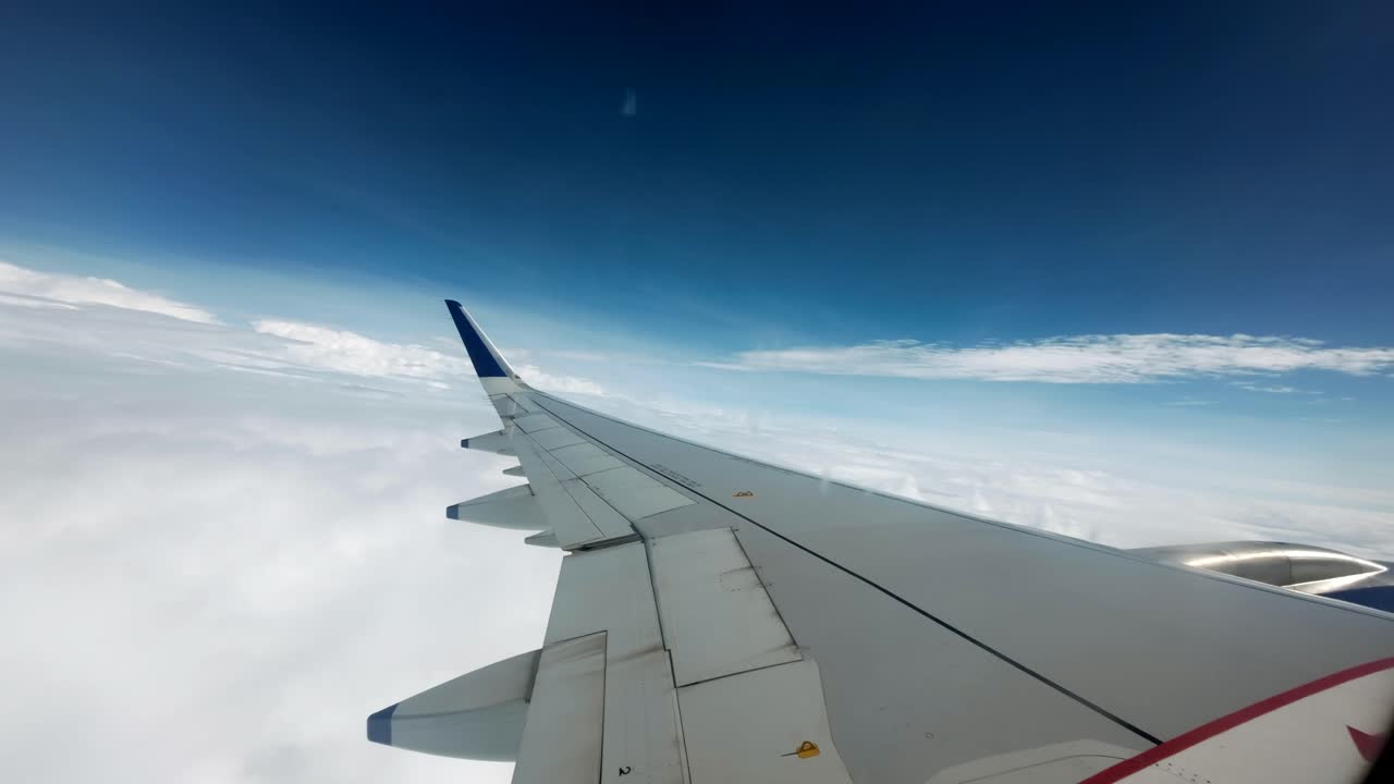 increíble vista del cielo desde la ventana del avión en mumbai