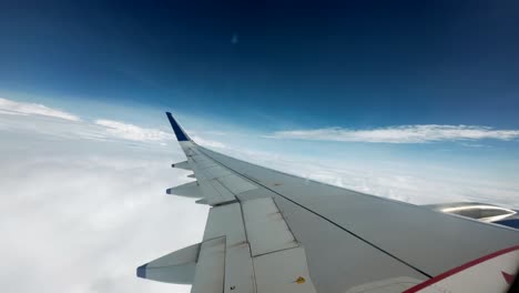 Erstaunlicher-Blick-Auf-Den-Himmel-Aus-Dem-Flugzeugfenster-In-Mumbai