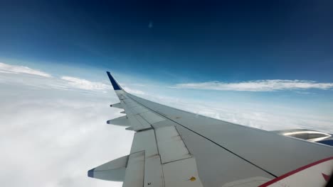 increíble vista del cielo desde la ventana del avión en mumbai