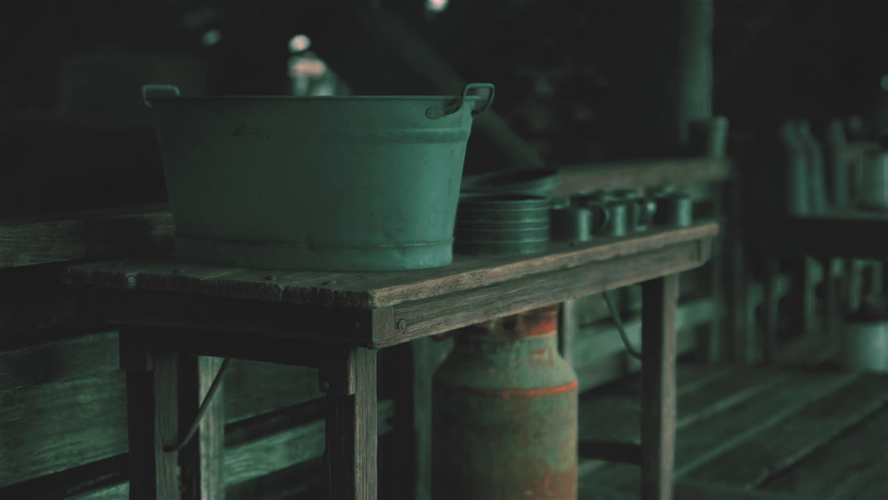 빈티지 물건 을 가진 시골 의 나무 테이블