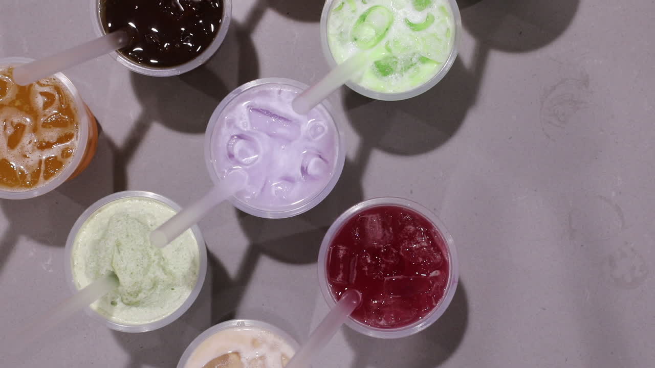 으깬 얼음으로 맛있는 밀크티 음료를 따는 남성 손