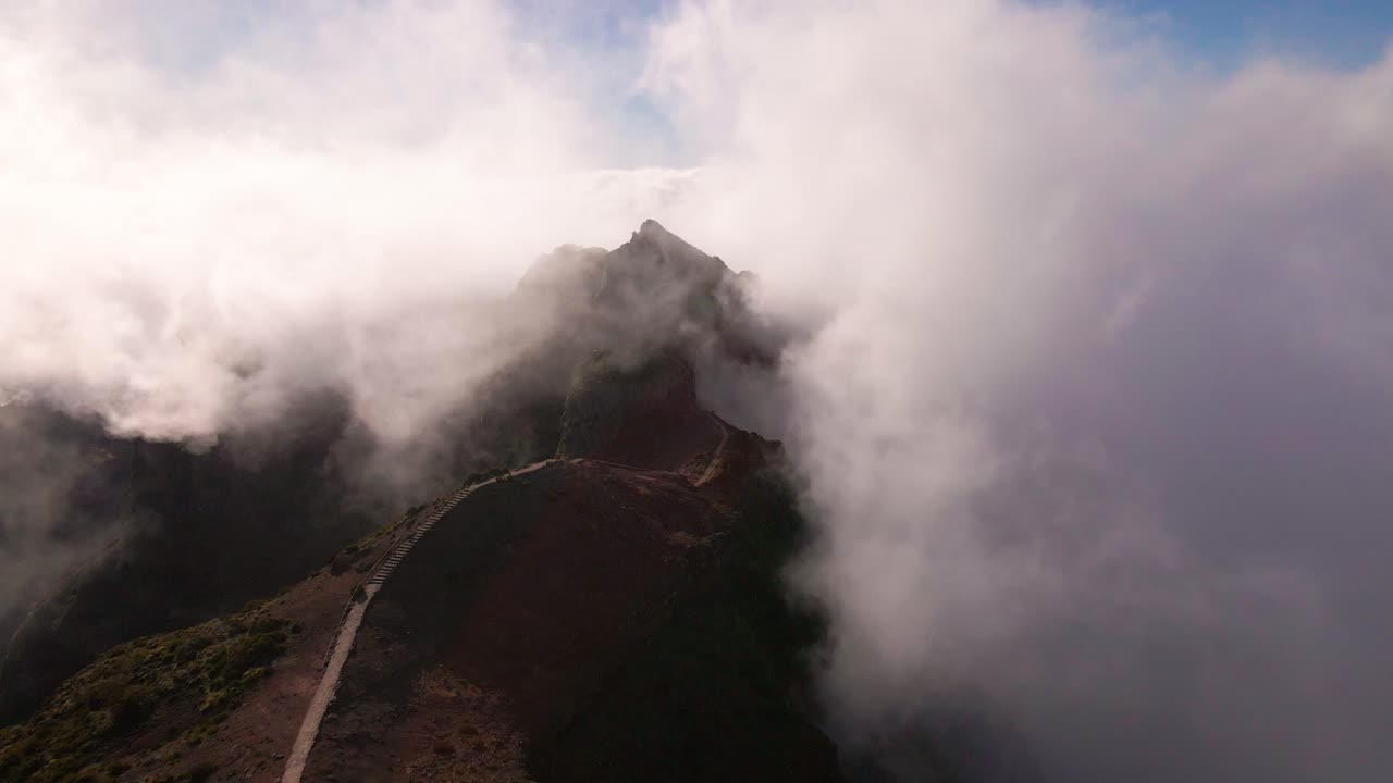 avión no tripulado niebla podría, roca, montañas, madeira, portugal