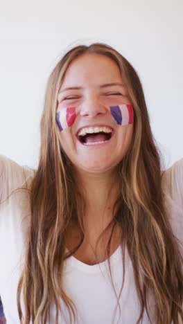 video vertical de una mujer caucásica feliz con bandera de francia en los pollos