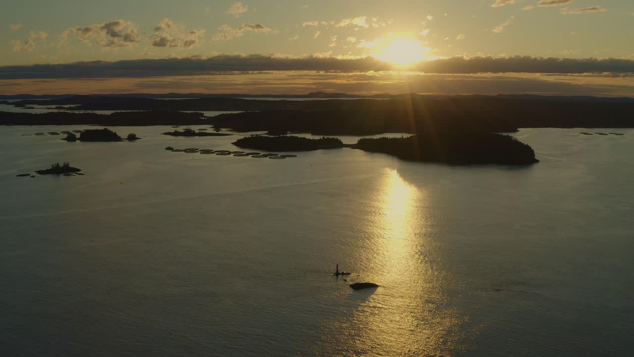 Pôr do sol com panorâmica para a direita, com redes de pesca de salmão ao fundo.