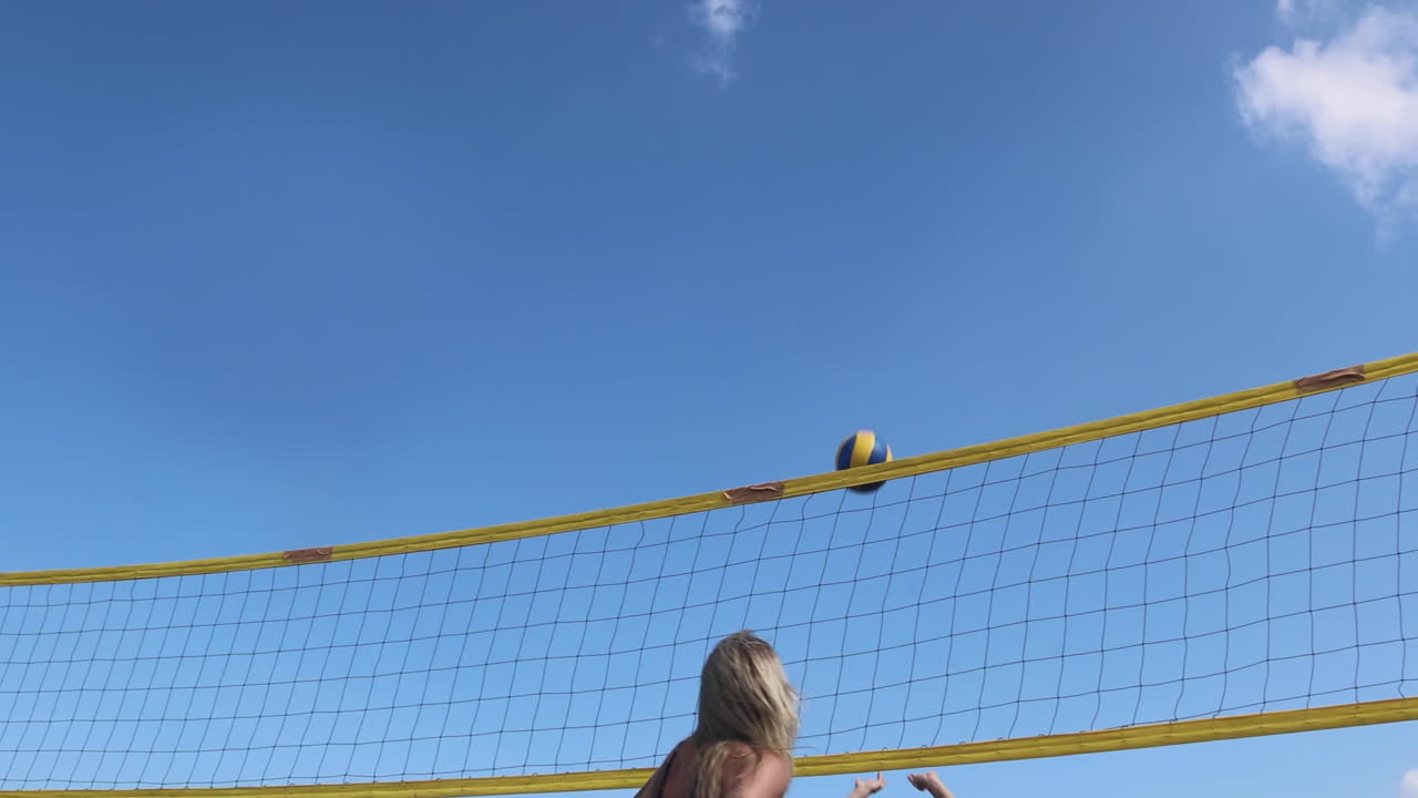 비치발리볼을 하는 소녀들.