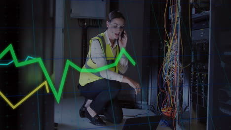 Frau-Telefoniert-Im-Serverraum-Mit-Datendiagramm-Animation-über-Der-Szene