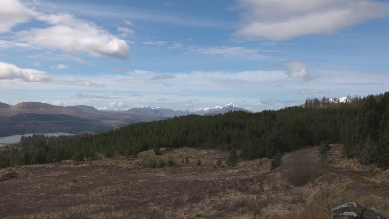 tomada panorámica de ángulo ancho de colinas cubiertas de nieve en un día de verano en escocia