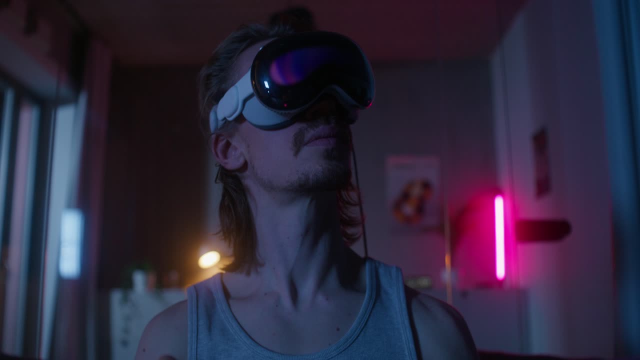 hombre con auriculares vr en una habitación con temática futurista