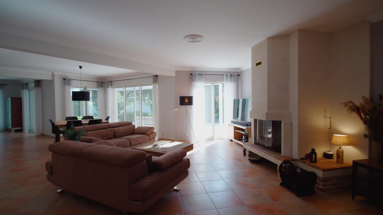Plano de establecimiento lento de una casa de planta abierta entre la cocina y la sala de estar.