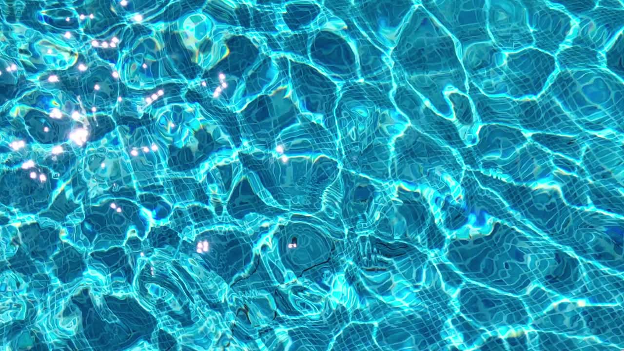 Sinar matahari memantul dari air kolam berwarna pirus cerah. Air kolam biru tua. Air berkilau.