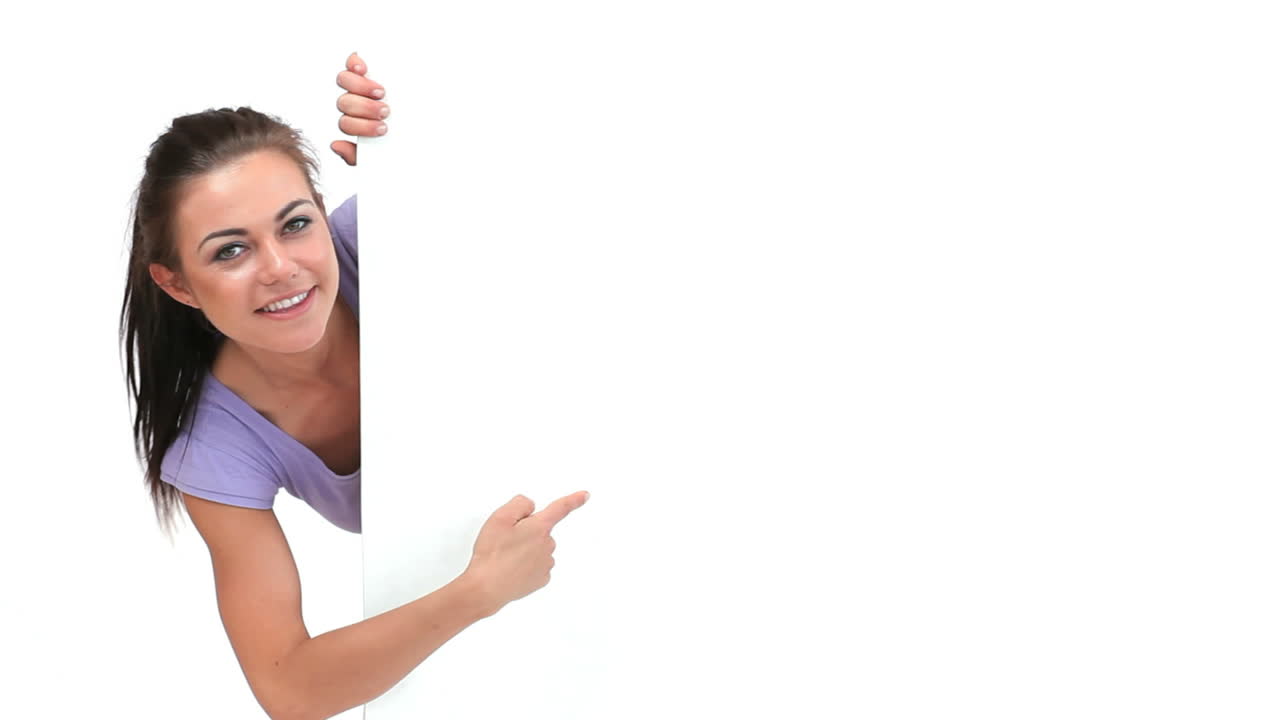 una mujer bonita señalando algo en un tablero