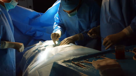 Surgeons-performing-operation-in-operation-room