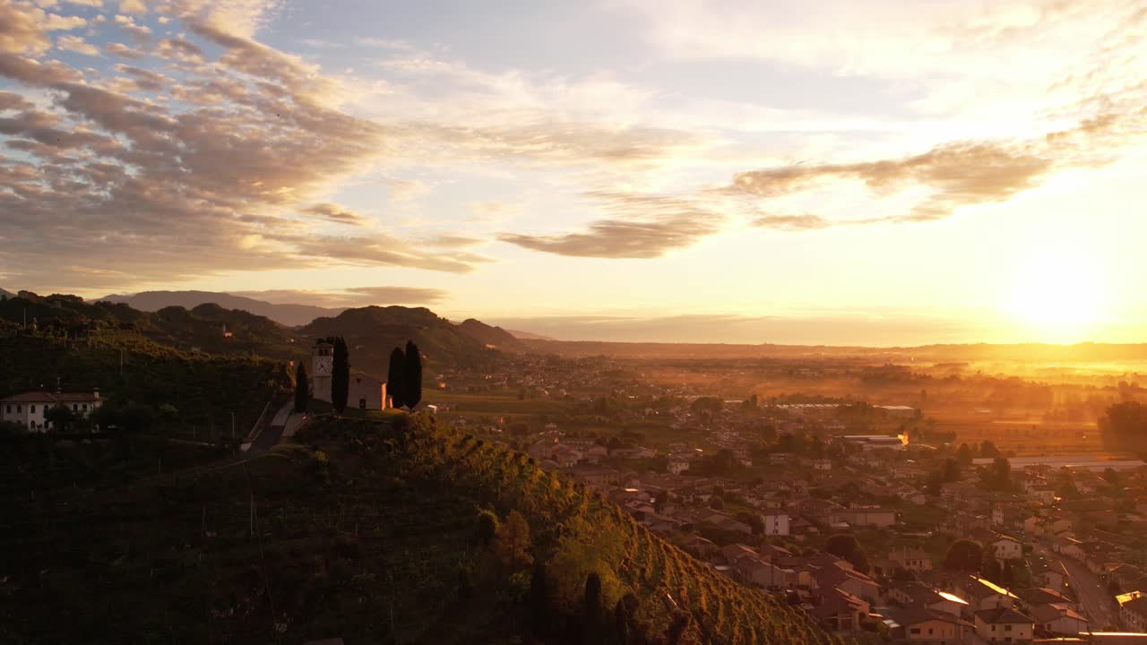 Vista aerea paesaggistica delle famose colline del Prosecco con filari di vigneti, in una mattina nebbiosa, in Italia
