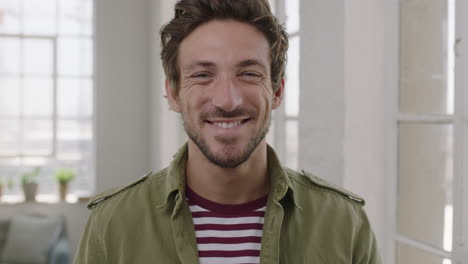 retrato en cámara lenta de un joven atractivo que disfruta de un estilo de vida exitoso sonriendo alegremente mirando a la cámara