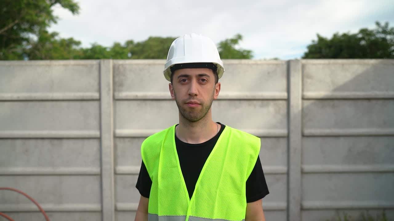 un arquitecto se quita su sombrero blanco - medio de cerca