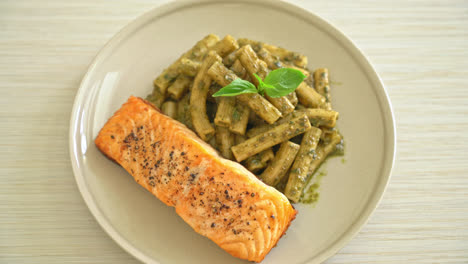 pesto quadrotto pasta penne con filete de salmón a la parrilla