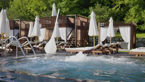 Outdoor-hot-tub