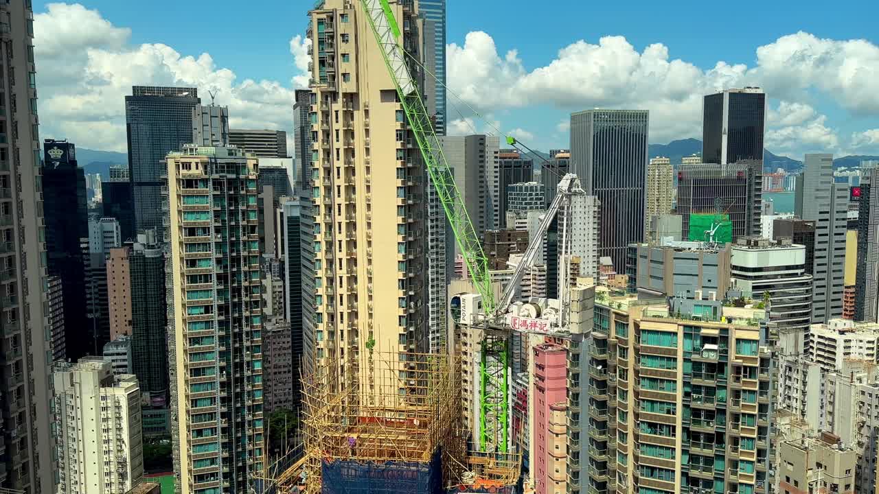 denso paisaje de rascacielos de hong kong con construcción de edificios en curso